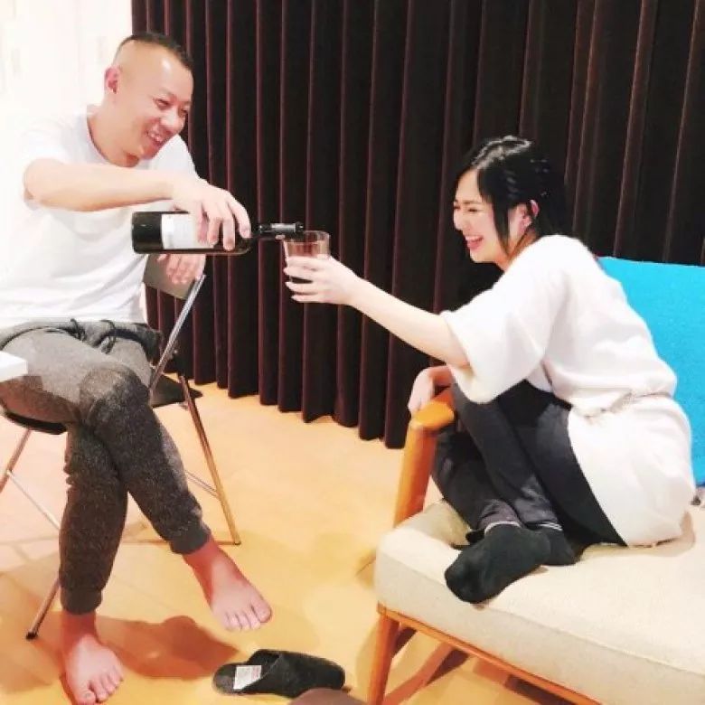 苍井空被确诊患不孕症，抱闺蜜小孩显母爱，闺蜜赠送送子鸟催生画
