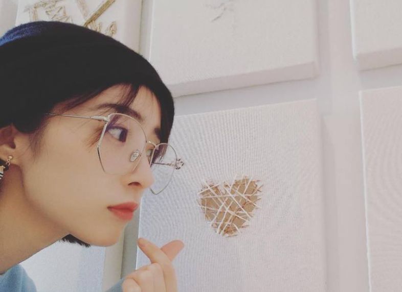 胡冰卿ins表白“爱你们”，对墙比心，却被粉丝揭穿