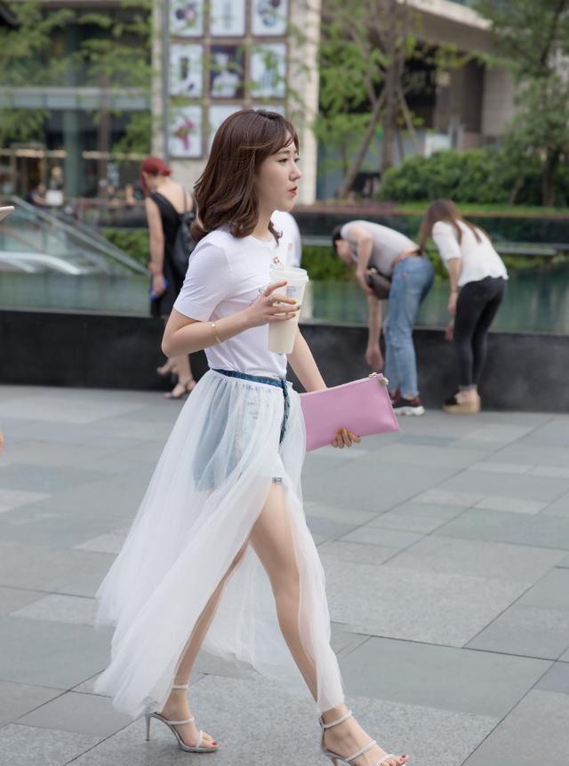 大连街拍,女人要会穿才显漂亮,夏季这样穿搭让你尽显