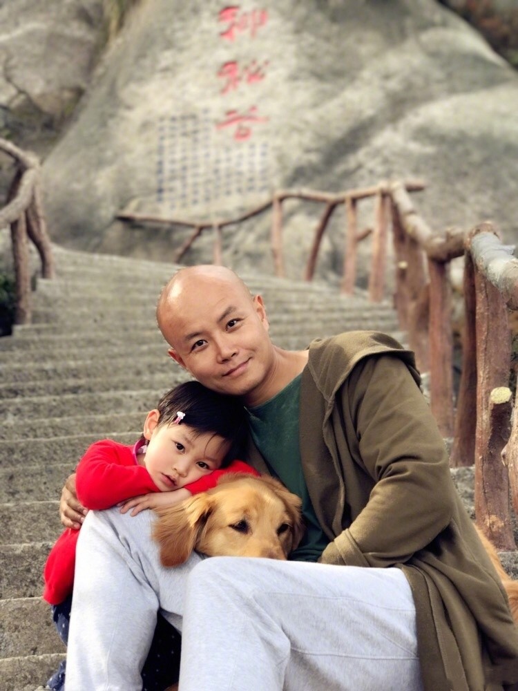 乐嘉晒女儿在少林寺的练功照，灵儿一字马轻松姿势标准