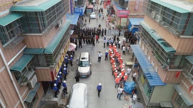 西安市高新区甘家寨拆违进入第三天 各部门越