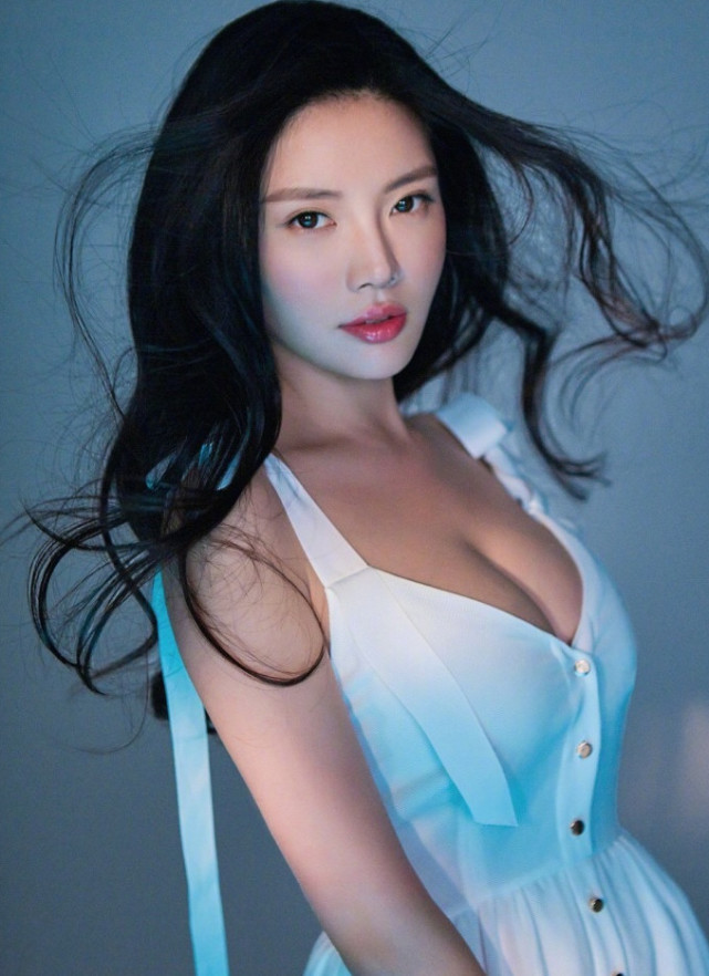 徐冬冬穿低胸开叉裙亮相,大腿和事业线尽显,网