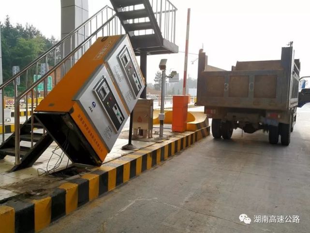 湖南一司机过收费站太心急 竟将发卡机连根拔