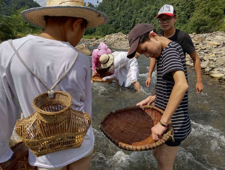 搬巴岩鱼一般由两人完成 一人搬石头,一人接鱼.