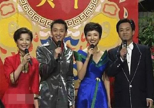 央视最帅春晚主持人近照，阔别荧幕17载，年近半百仍未结婚