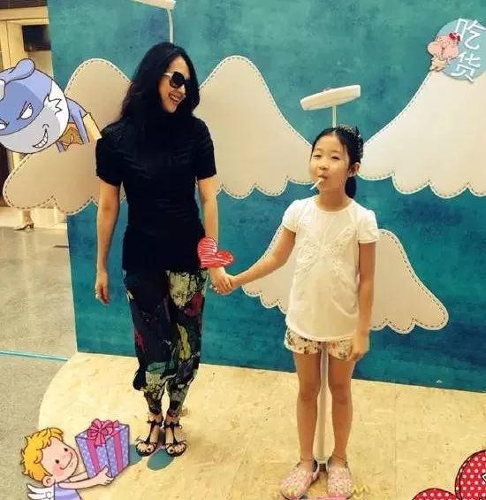 章子怡侄女近照曝光,11岁已是长腿小美人,气质