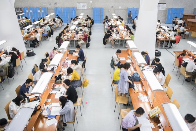 看展览读好书 重庆文化场馆成为市民纳凉好去