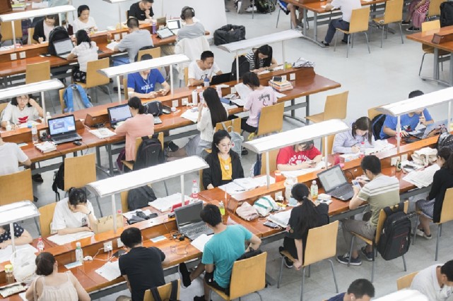 看展览读好书 重庆文化场馆成为市民纳凉好去