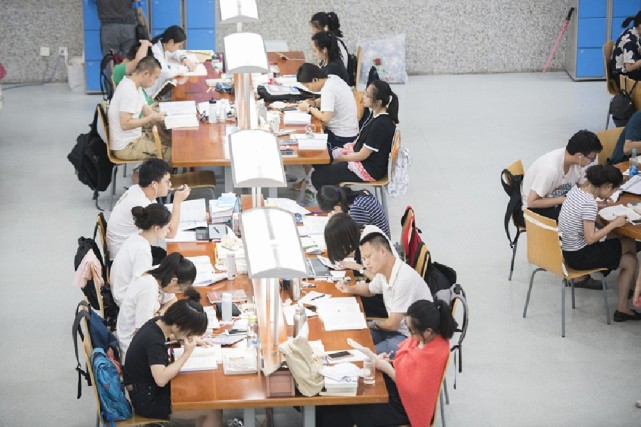 看展览读好书 重庆文化场馆成为市民纳凉好去