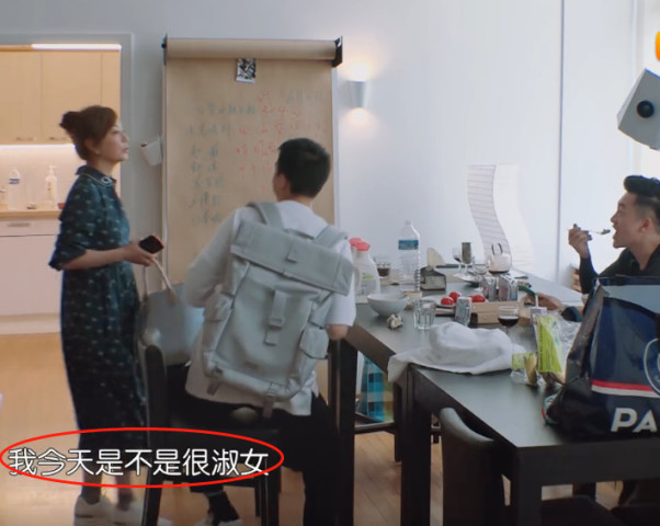 《中餐厅2》赵薇穿连衣裙现身,苏有朋说了3个