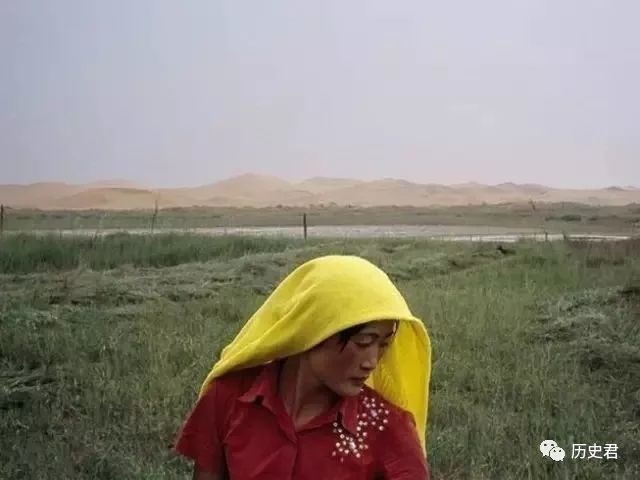 村妇头上的头巾在当时很流行,颜色也很多,记的小时候,妈妈有好几块