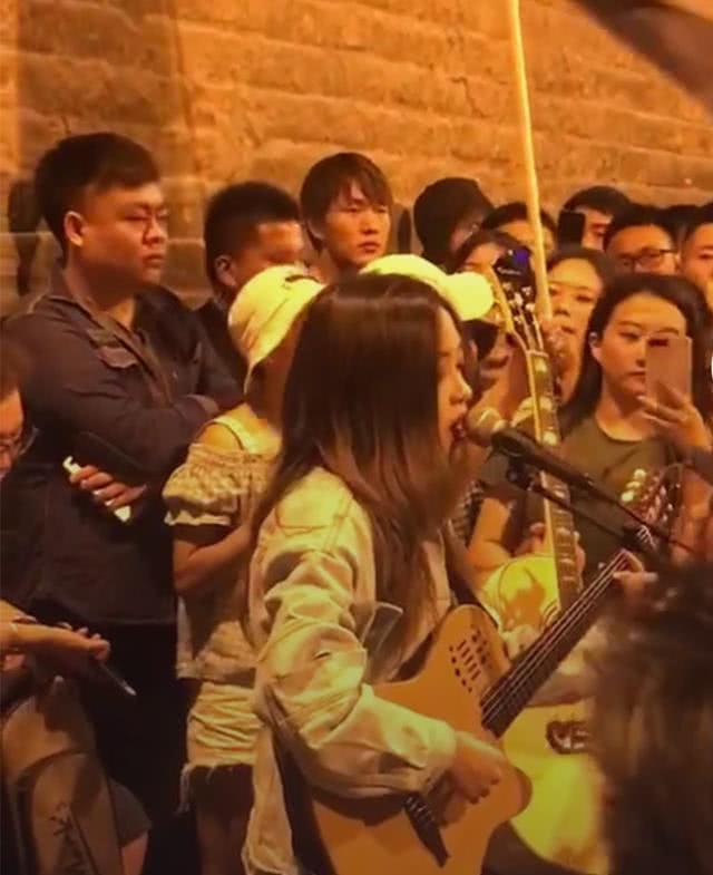 抖音惊现女版刘宇宁,依靠"站街"唱歌惹众人围观拍摄