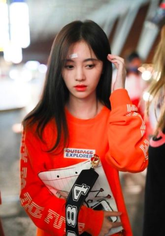 鞠婧祎额头受伤，粉丝猜测愈演愈烈，“受害者”亲自出面澄清