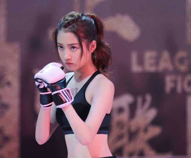 《甜蜜暴击》之后关晓彤再秀好身材,引窗外工作人员不