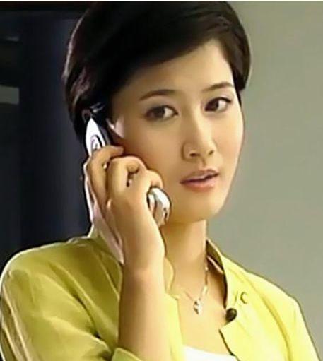 她曾一夜成名，嫁二婚老公，前夫再娶娇妻，今40岁却单身一人