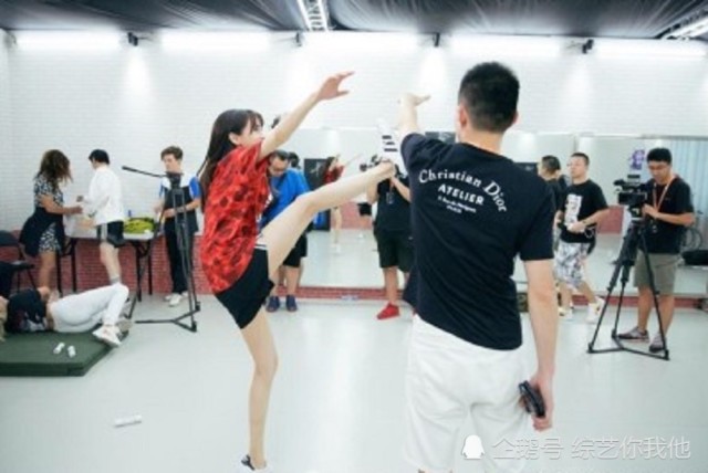 ababy参加《新舞林大会》身份成谜,迪丽热巴将