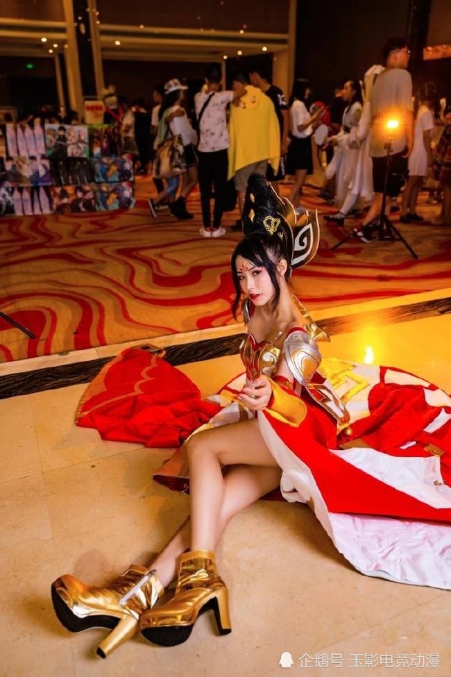 cosplay王者荣耀:初代女皇武则天,别低头,皇冠会掉.别