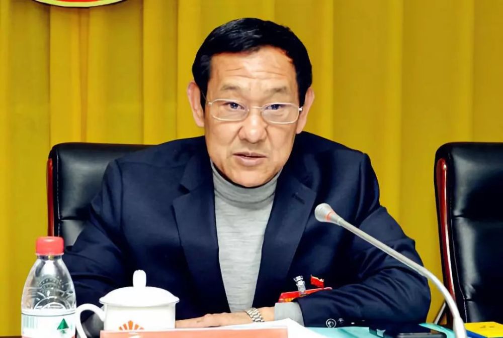 宏源董事长_董事长办公室图片(2)