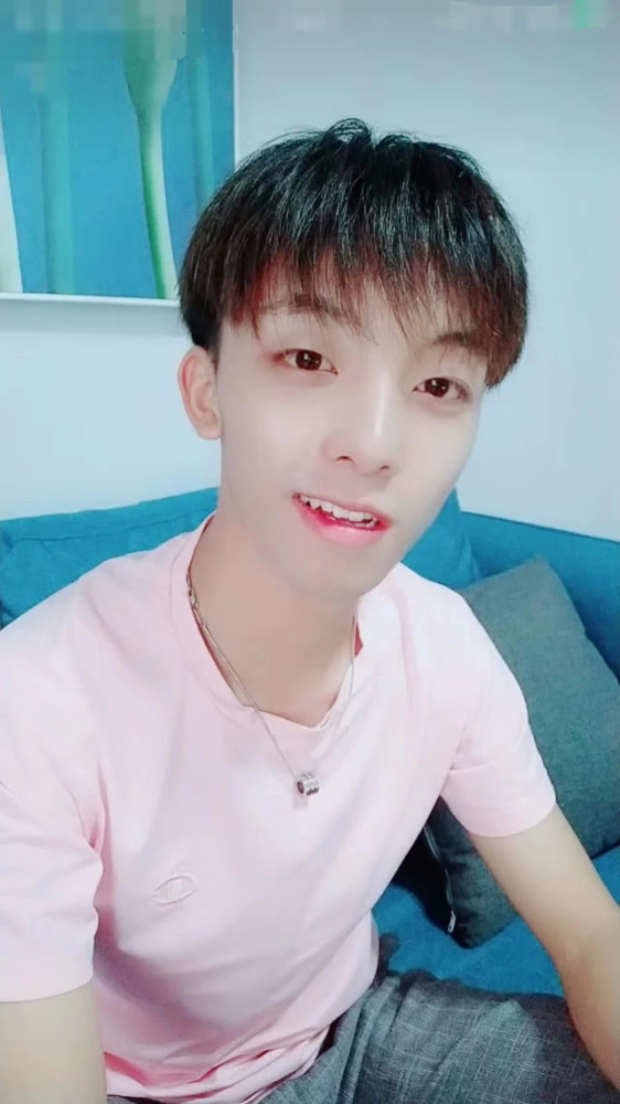 抖音网红小哥因长相神似陈立农!一夜迅速爆红!被网友怒怼是刻意模仿!