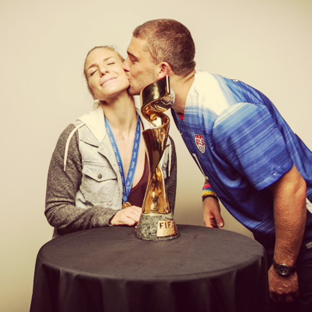 当橄榄球遇上足球 美体坛最强情侣诞生了