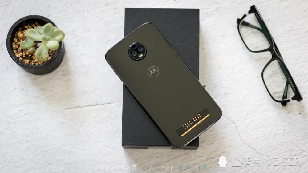 全球首款5G手机摩托罗拉Z3开箱:快人一步能否