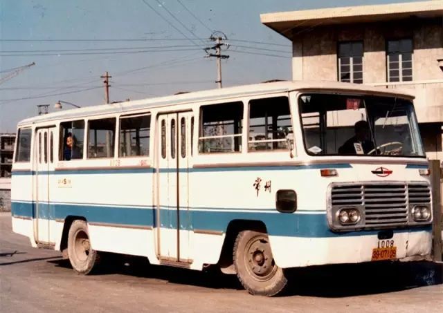 上世纪七十年代使用的长江牌公交车,1979年召开首届职工代表大会.