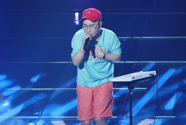 阿克江·阿依丁演唱《在那遥远的地方》