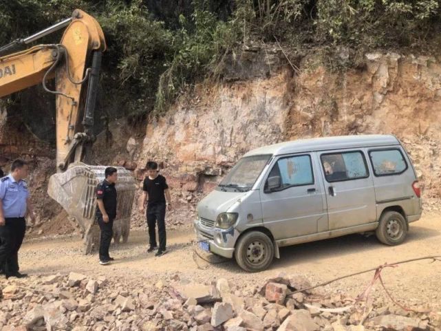 湘西保靖两叔侄为一己私欲强行阻工 致两名民