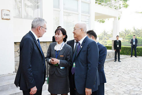 商丘的骄傲!总统身边的随行翻译是还在读研的