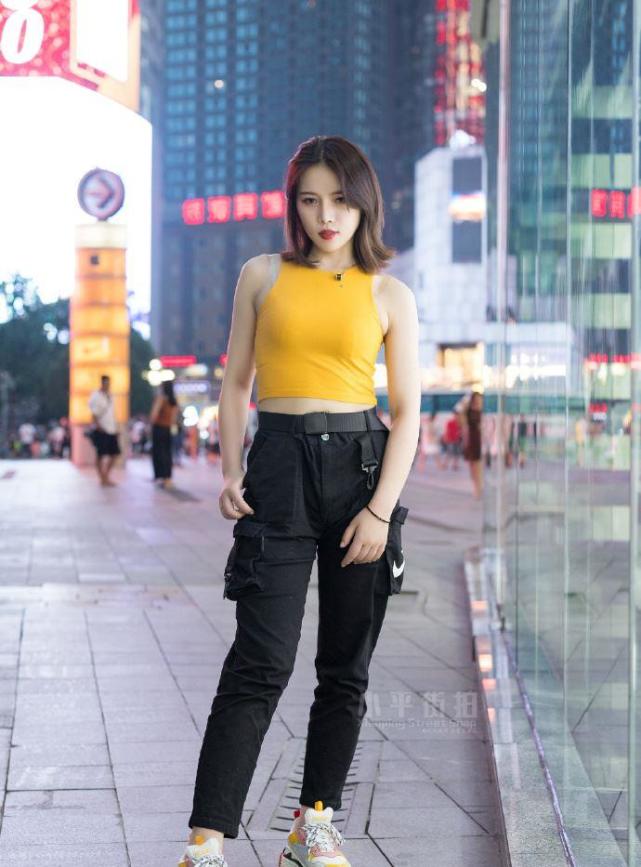 大连街拍,佛山女孩:第二个漂亮,肤白貌美,穿什么都是
