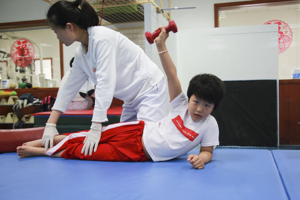 女生一次模仿秀导致女孩哭诉瘫痪:我想站起多久下肢啪一次图片
