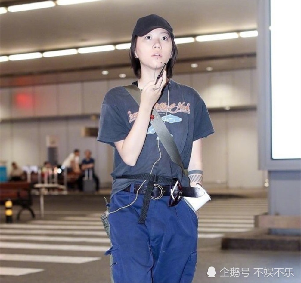 《幻乐之城》窦靖童特意遮了下巴纹身，还是没有逃过马赛克的命运