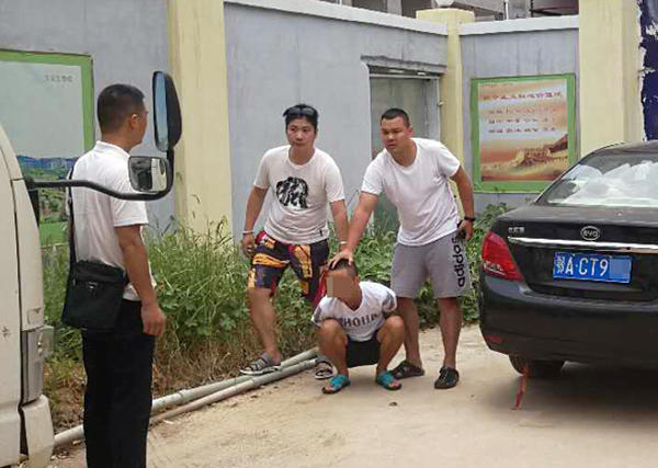 湖北男子一人分饰三角 学河南方言!假冒军警购