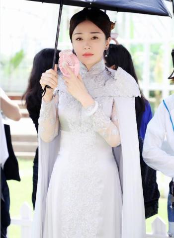 “富察皇后”秦岚新剧开拍被喊“娘娘”，手持小风扇眼波似水
