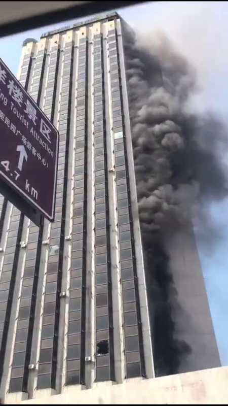 天津南开区一高层建筑起火 现场无人员伤亡