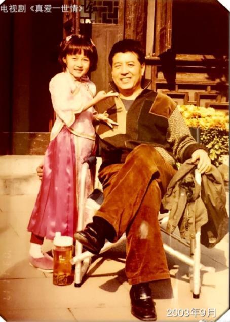 关少曾和女儿关晓彤在电视剧《真爱一世情》的拍摄片场合影,这时候的