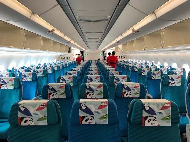 川航a350-900为经济舱座椅选择了深浅不一的蓝色,朝向机舱的中心