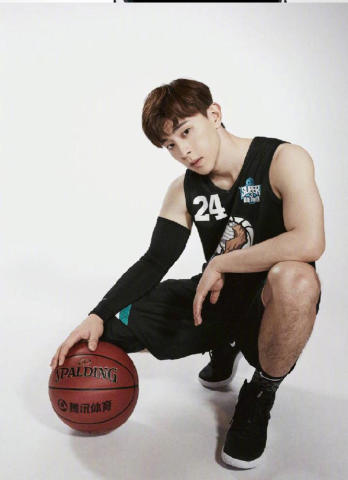 原来脱下西装的邓伦这么帅,一身篮球服阳光又