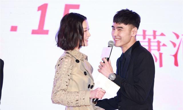 杜鹃跟谁合影都是一脸满不在乎,唯独遇上他,杜鹃笑得好美!