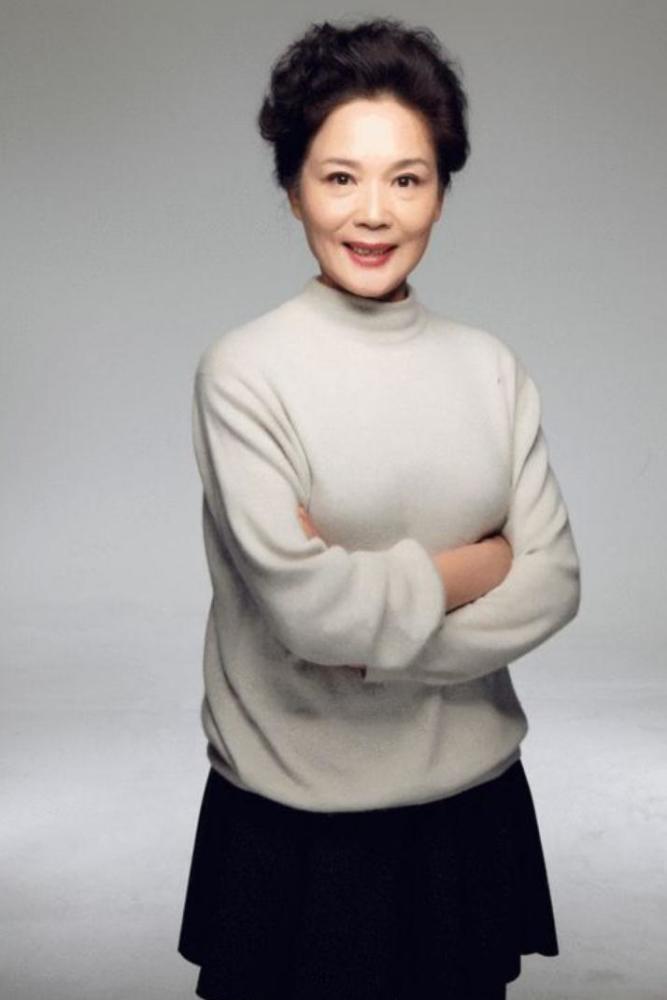 她曾经被同学嘲笑“土”，演李雪健的妻子走红，如今演母亲成一绝