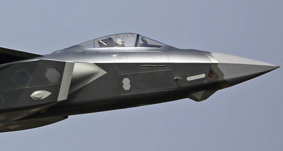 美军F35首次空中开炮:歼20为何不装航炮,其实