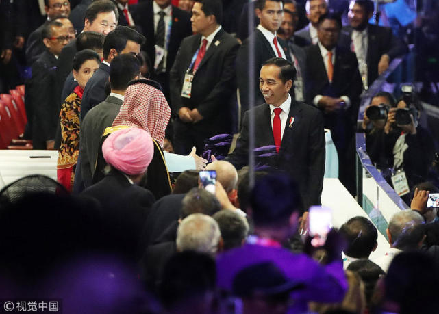 雅加达亚运开幕:印尼总统上演激情摩托秀 羽球女神王莲香点火