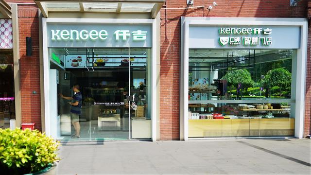 自助下单、无人服务热干面…新零售门店顾客买