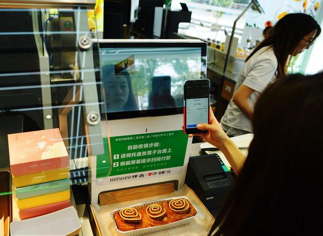 自助下单、无人服务热干面…新零售门店顾客买