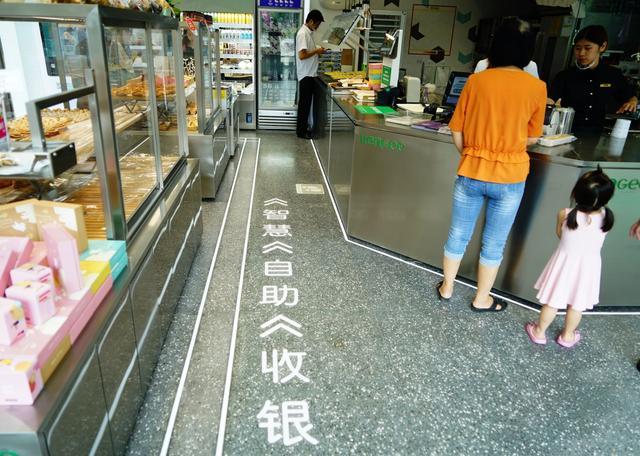 自助下单、无人服务热干面…新零售门店顾客买