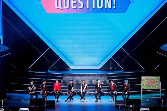 乐华七子见面会在广州开演,范丞丞衣扣崩开临