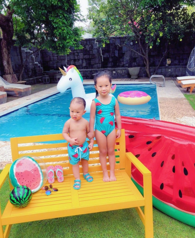 关颖携儿女游泳 儿子光膀子戴墨镜萌态十足