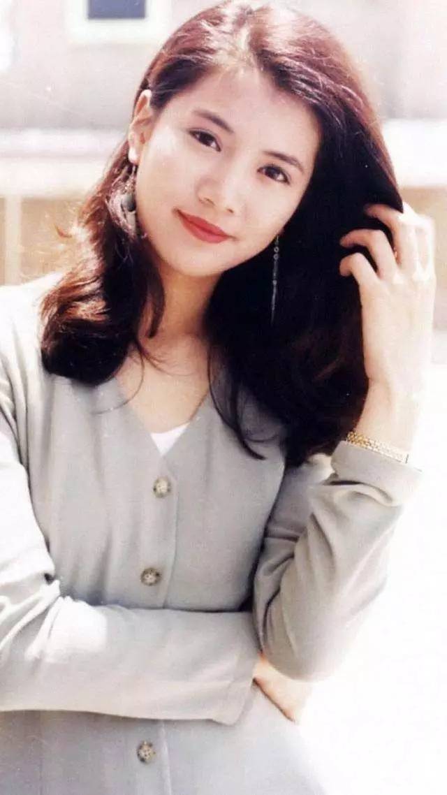 袁咏仪自曝面对关之琳十分不自信,连连赞叹关之琳惊为