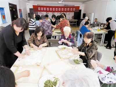 北辰区一小区居民美食为媒 互助邻里情更深