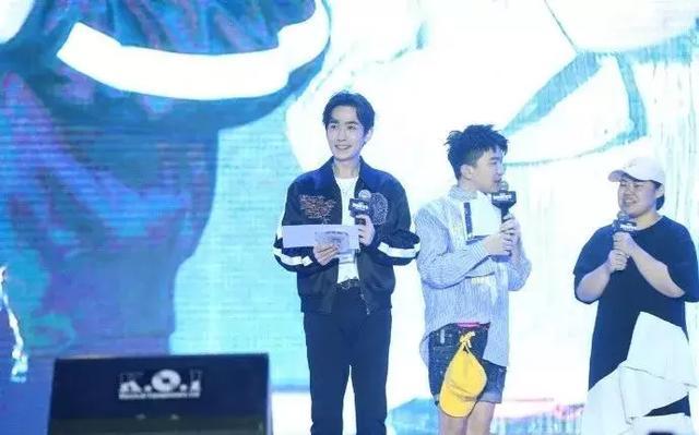 直击粉丝嘉年华：王凯喜提“巨额”支票，朱一龙获“萌”混过关奖